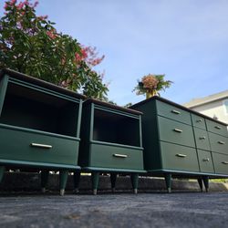 MARVELOUS Mid Century Modern Bedroom Set Dresser Nightstands  Green