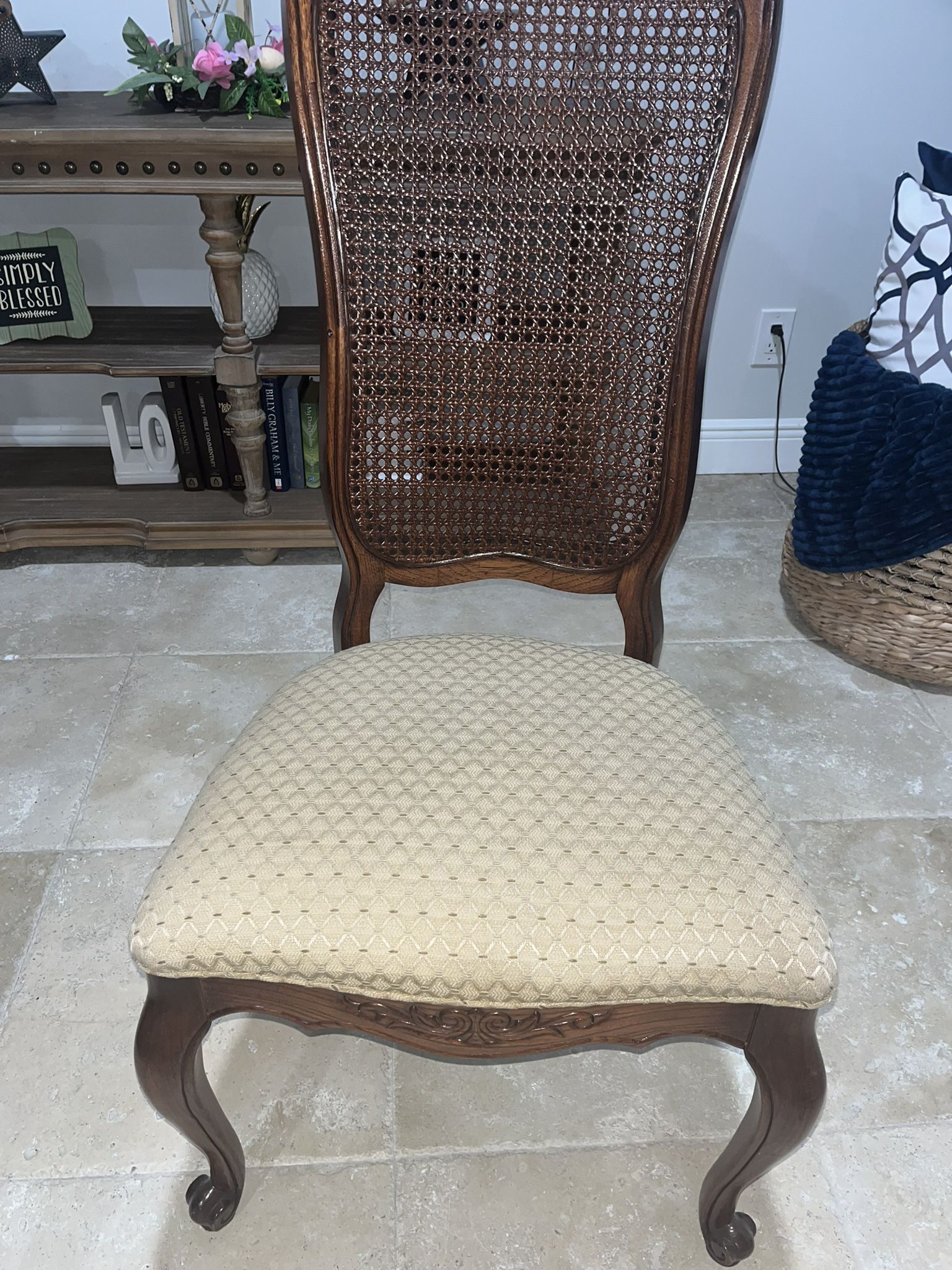 Beautiful Dining Room Chairs Excellent Condition!