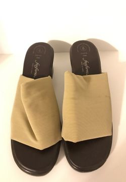 Low heel tan shoes sz 8