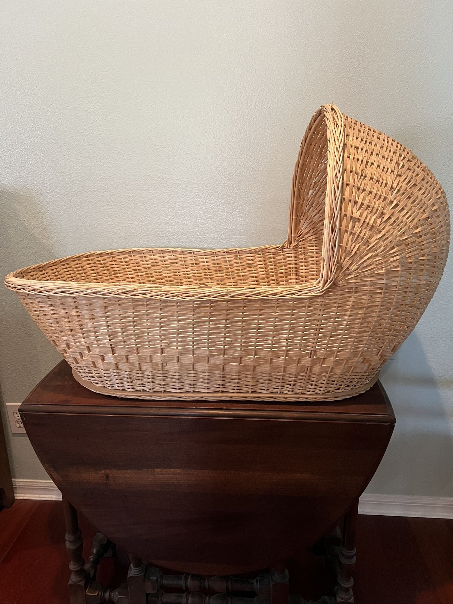 Large Wicker Baby Bassinet with pad