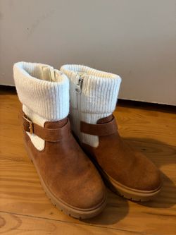 Girls boots - size 1