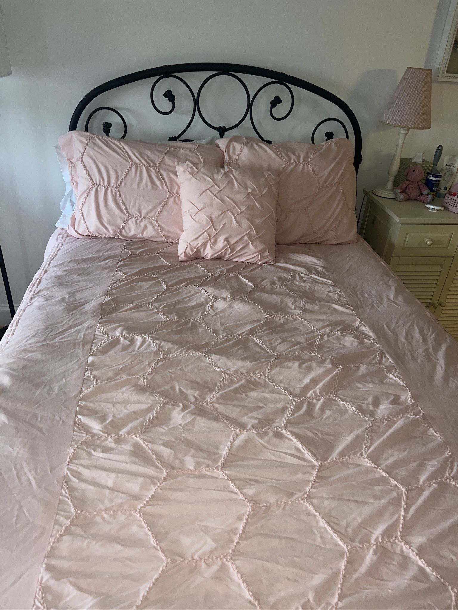 Full/queen light pink comforter + pillow cases and decorative pillow