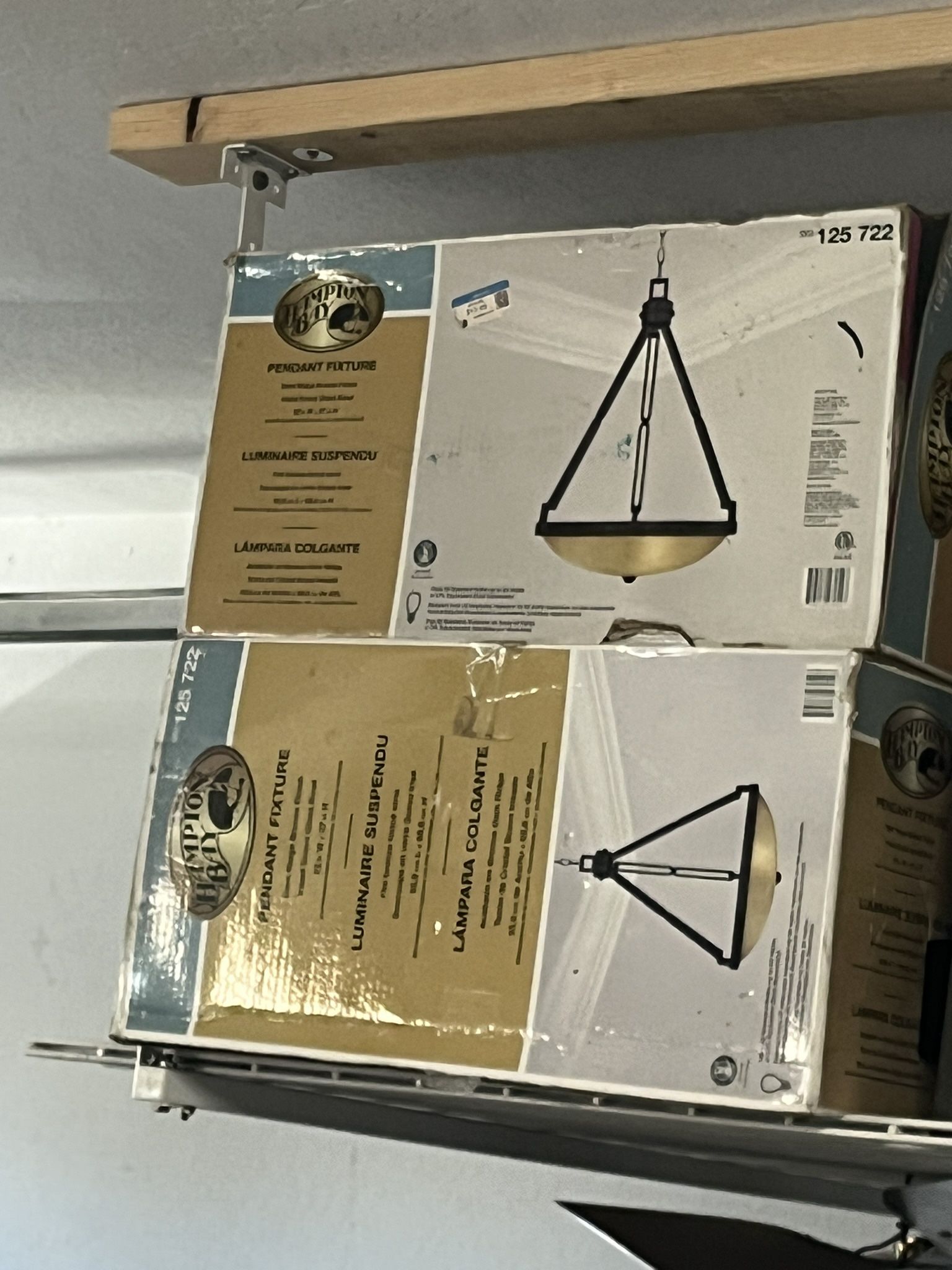 Hanging pendant light fixture