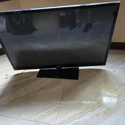 L g fifty inch flat screen t v works great with remote