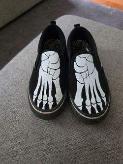 Boys airwalk skeleton slip on shoes size 4