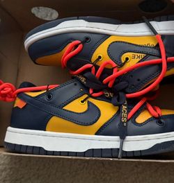 NIKE SNEAKER