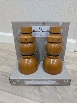 Brand new Wood Salt and Pepper Grinder Set