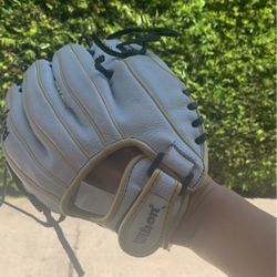  Ultra Soft A550 Wilson, 11 1/2” Lefty Glove