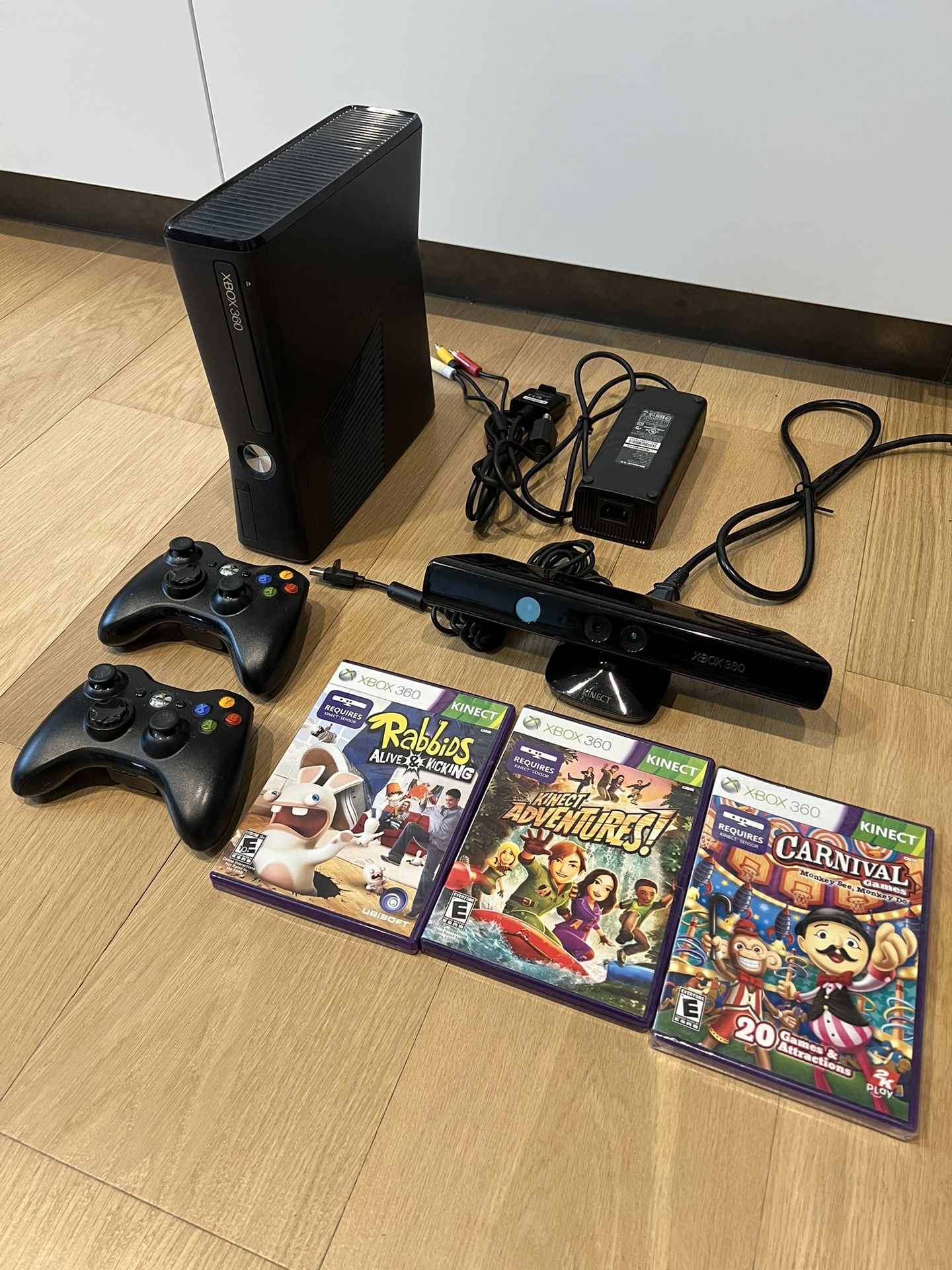 Midden Lao slecht Xbox 360 S with Kinect + 2 Controllers + 3 Games for Sale in New York, NY -  OfferUp