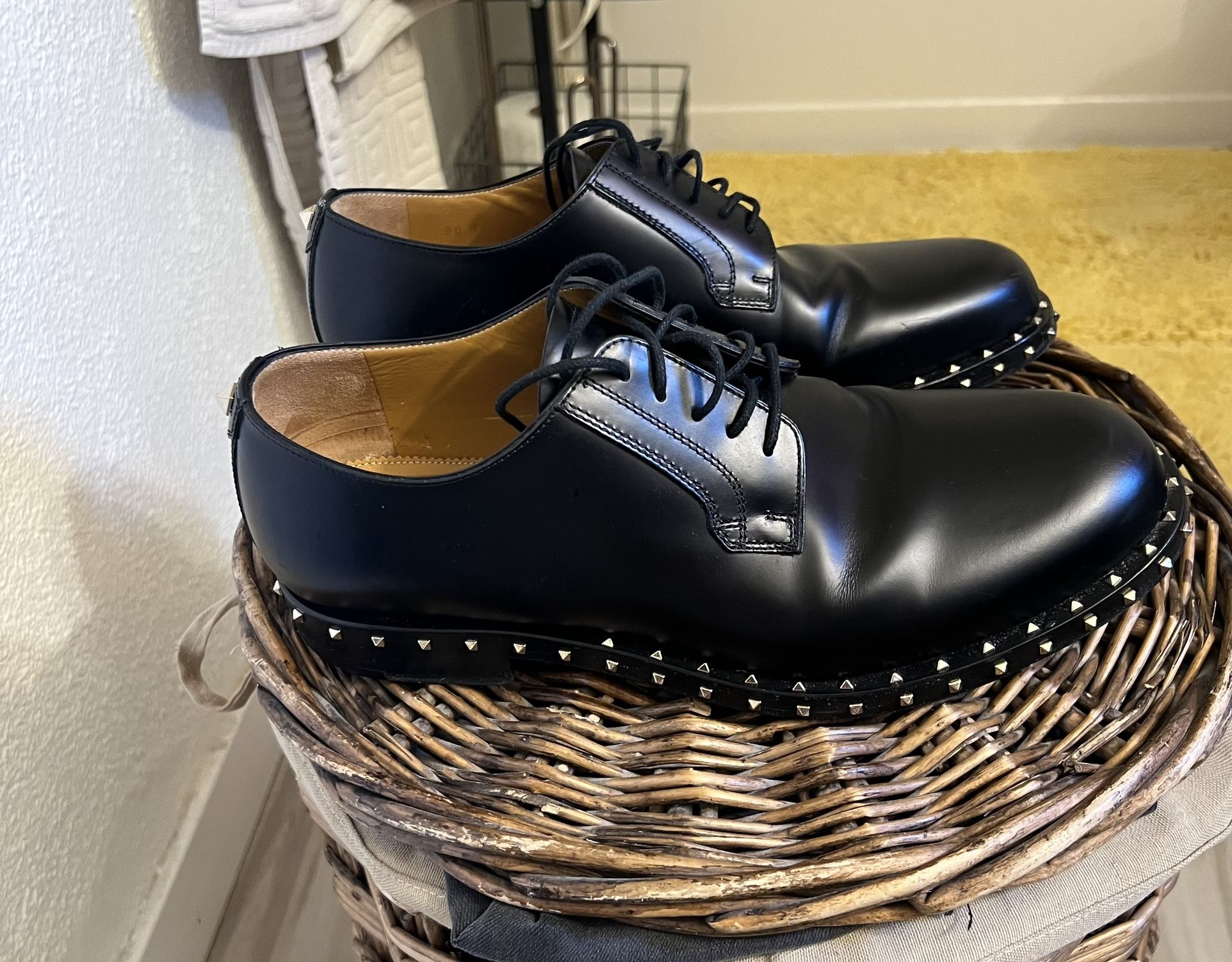 Valentino Garavani Men Gold studded dress shoe