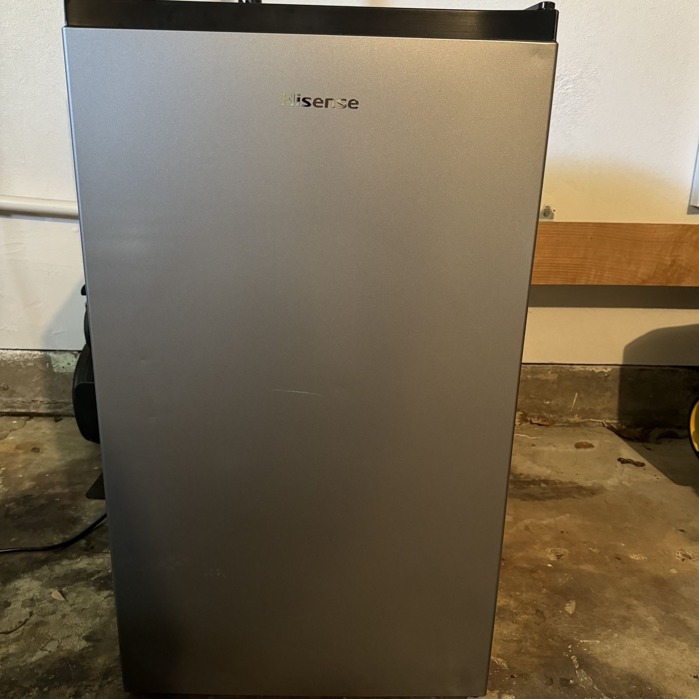 Hisense freestanding mini fridge  4.4-cu ft.  New. Lightly Used