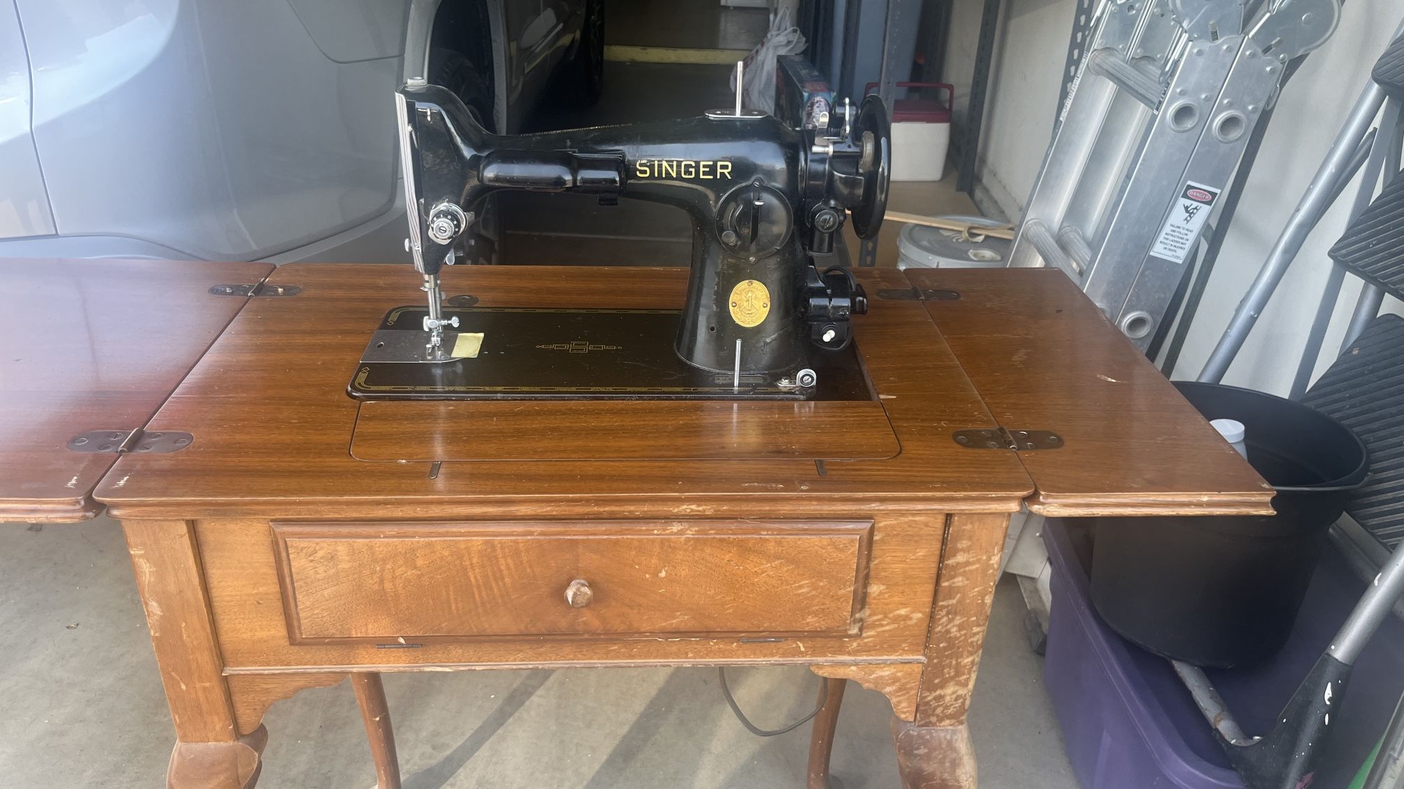 Antique Singer Sewing machine w-Cabinet