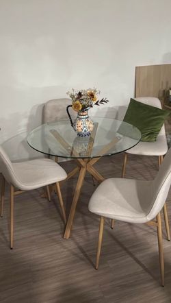 Round dining table