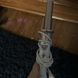 Brand new kiss curling iron (never used) 