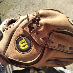 YOUTH'S/KIDS 10 1/2 " WILSON/EZ CATCH 425