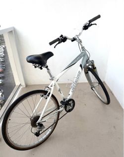 Specialized Expedition Deluxe Medium Size bicycle