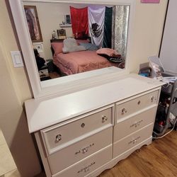 2 Matching Dressers 