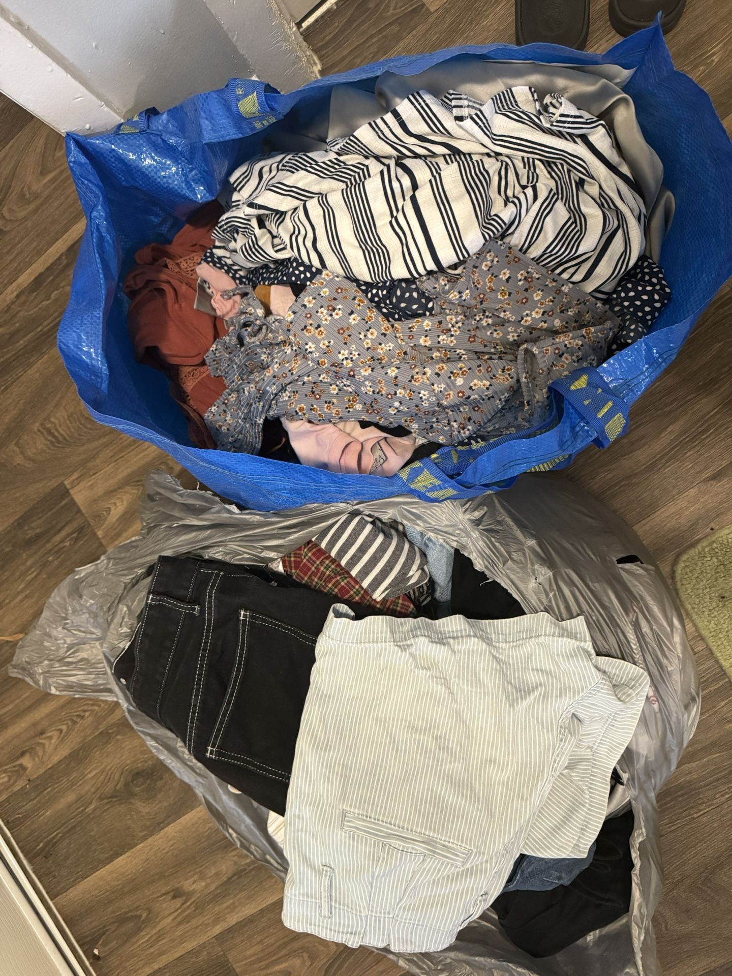 WOMENS S/M CLOTHING LOT