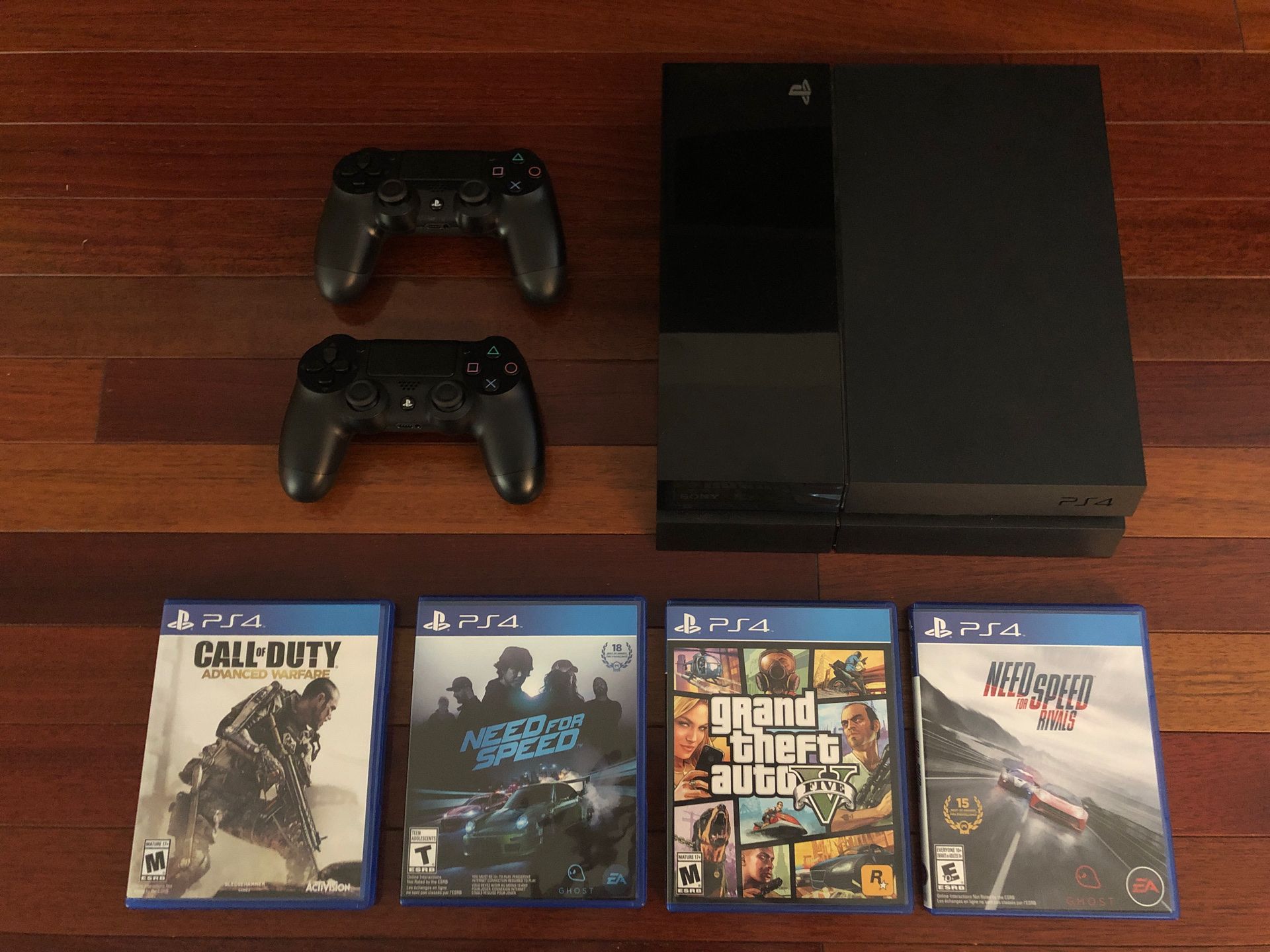 PS4 / PlayStation 4 + 2 Controllers + 4 Games