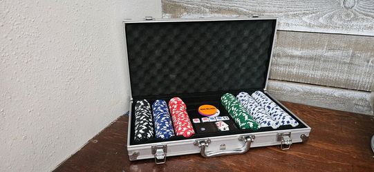 Poker Chip Set with Aluminum  Case  Cards