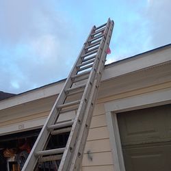 Se vende escalera de 36' para arreglarla en PASADENA TX