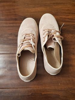 Tom's woman's Tennis Shoes Sz 9