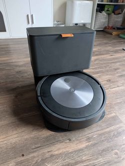 IRobot roomba j7+ w/ self empting dock