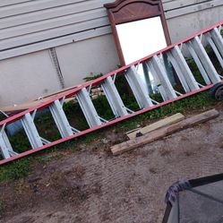 12ft Louisville 375lbs capacity LADDER