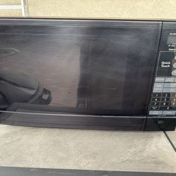 Quick Touch Kenmore Microwave With Multi Function Features 1000 Watts Spin Type Good Condition And Operational.