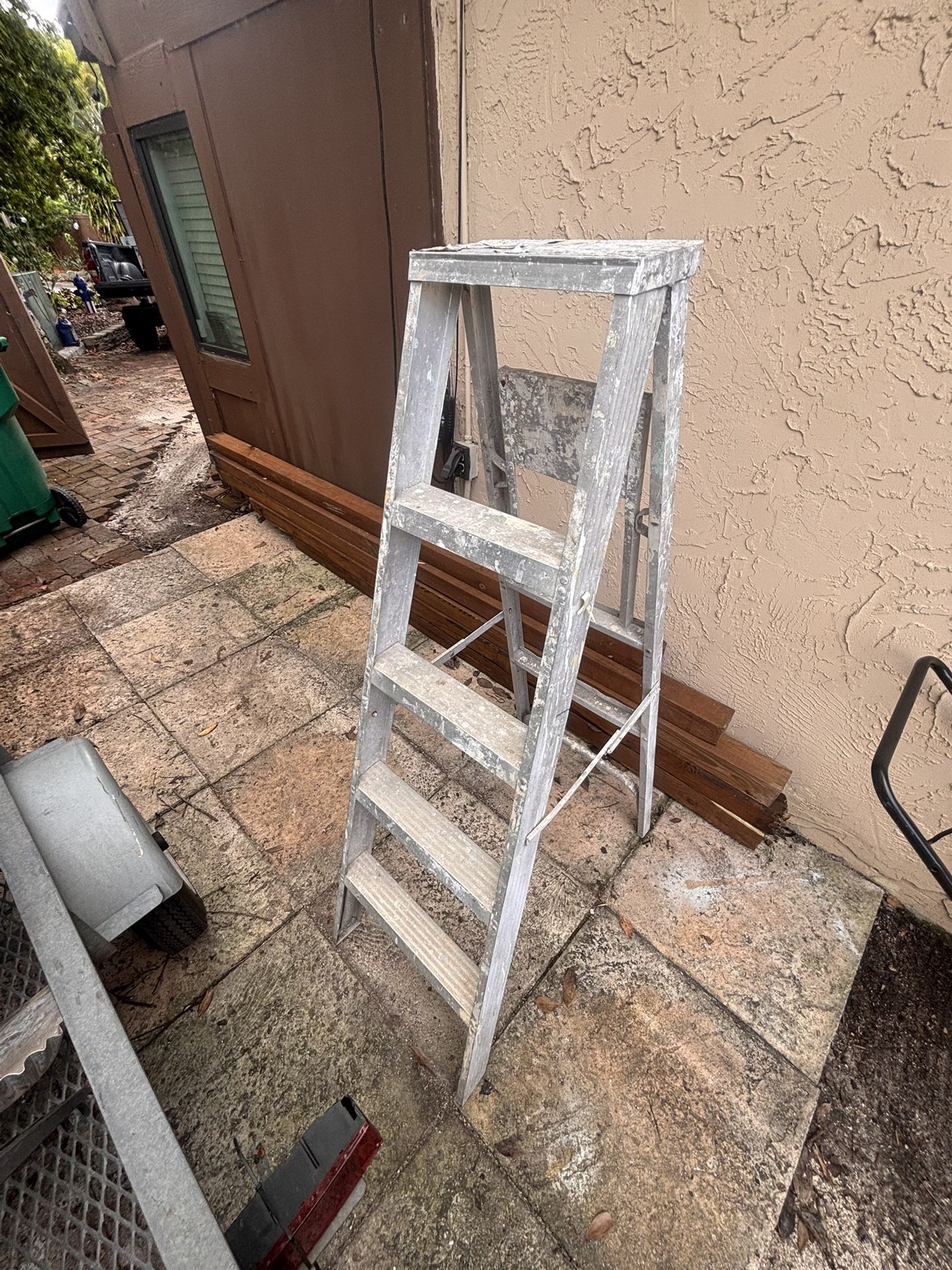 5’ Aluminum Ladder 