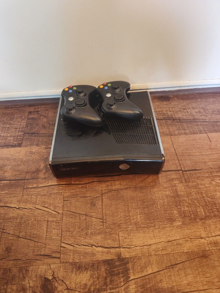 Xbox 360 Slim - 250 Gb W/ Two Controllers 