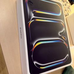 iPad Pro M4 11” Bundle (Magic Keyboard, Pencil Pro, Extras)