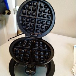 BELLA, ROTATING WAFFLE MAKER, (Free Local Pick Up)