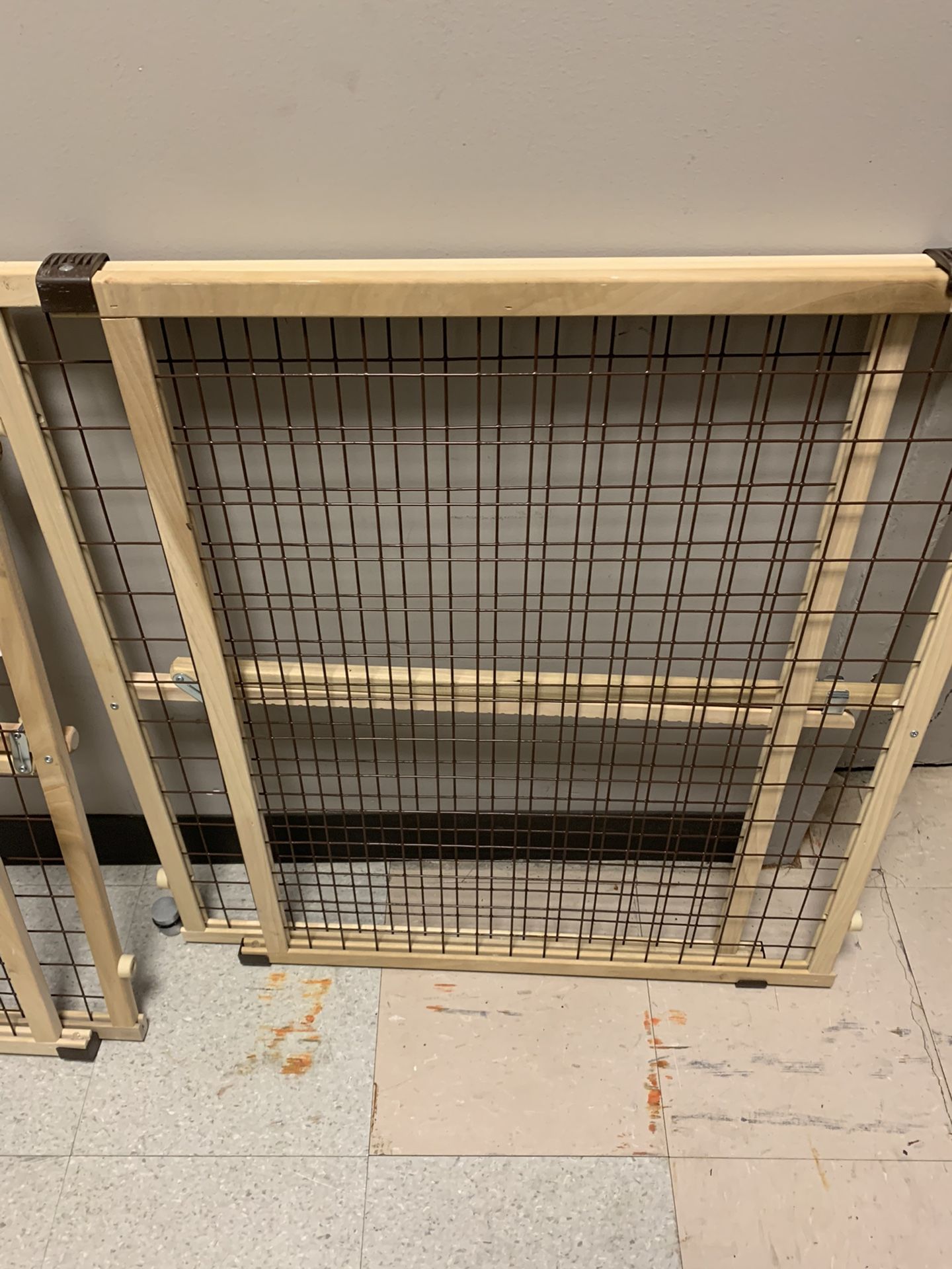 North States MyPet 50" Extra Wide Wire Mesh Petgate Hassle free