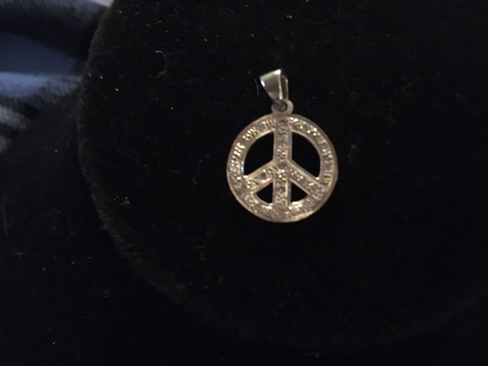 10kt gold peace sign pendant