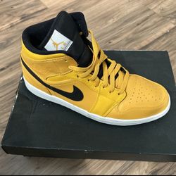 Air Jordan 1 Mid University Gold/Black 