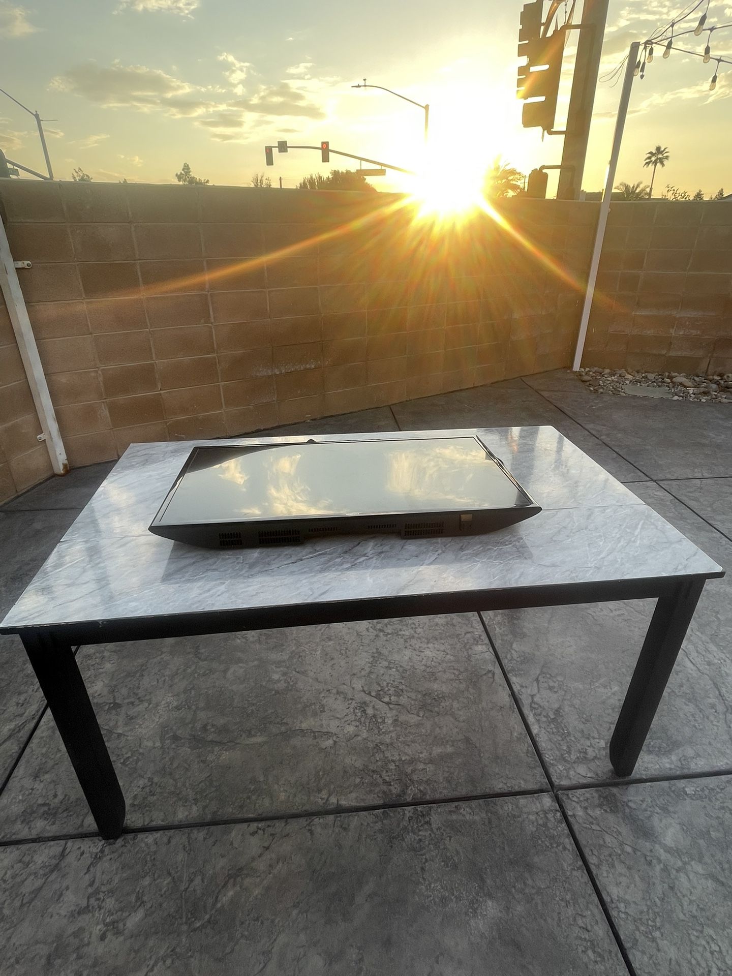 Samsung 40 Inch Tv and Table Duo