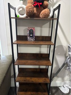 Mueble de madera con cinco divisiones color café madera