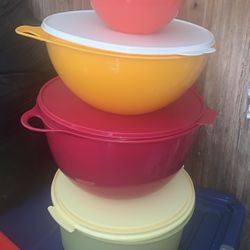 Tupperware set of 4 (Selling together/Vendo Todo Junto)