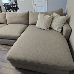 Bassett Allure Track Arm Chase 2 Pc Right Chase Fabric Sand Color