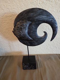 Pretty home decor in excellent condition runner not included