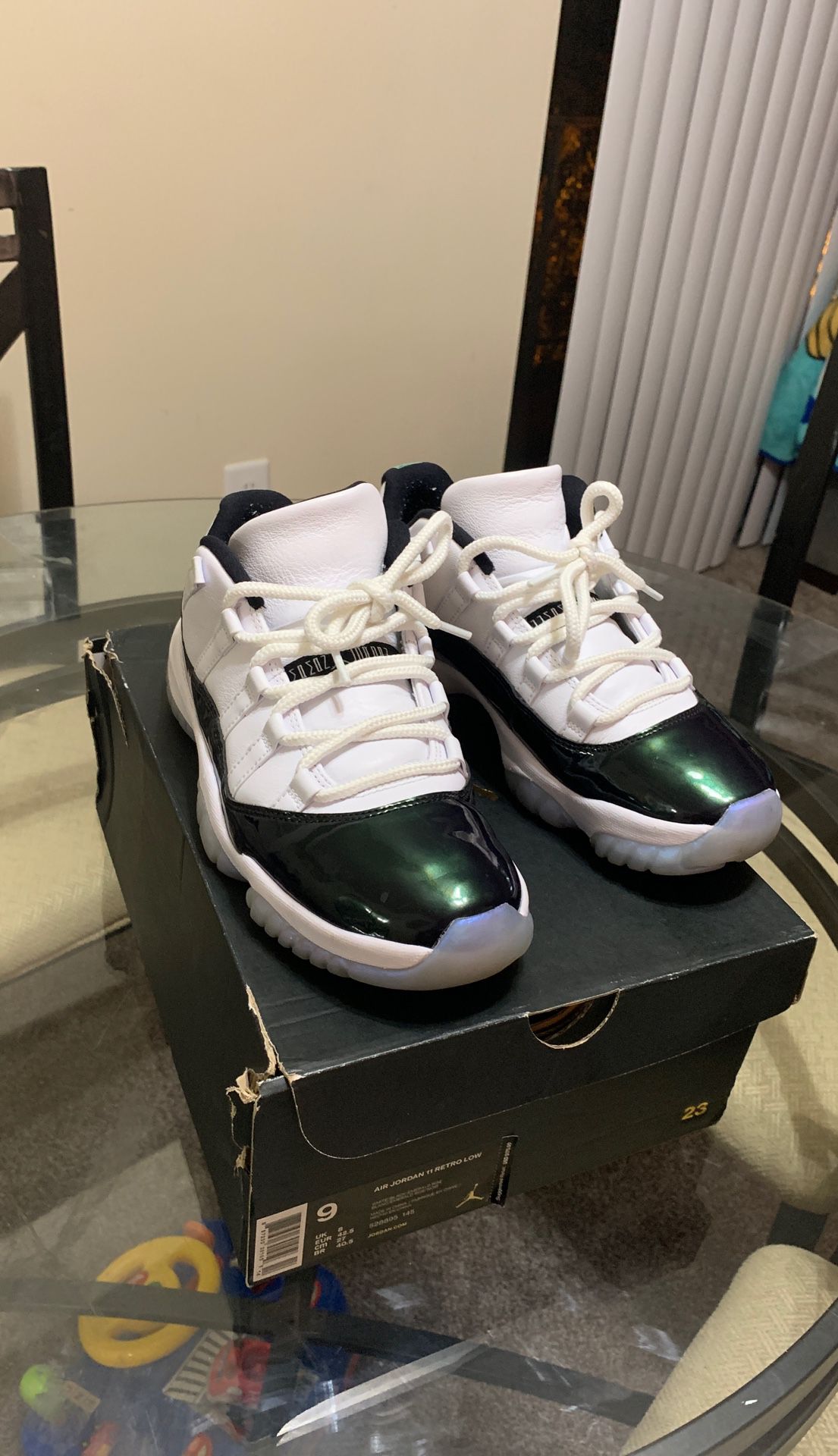 Air Jordan 11 Low Emerald Size 9
