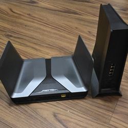 NETGEAR  NIGHTHAWK  AX8 WITH EXTENDER 