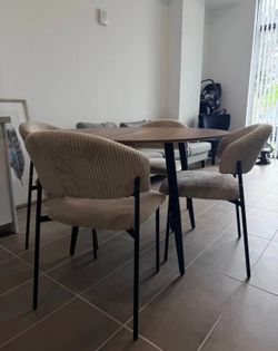 Mesa con 4 sillas. Nueva.