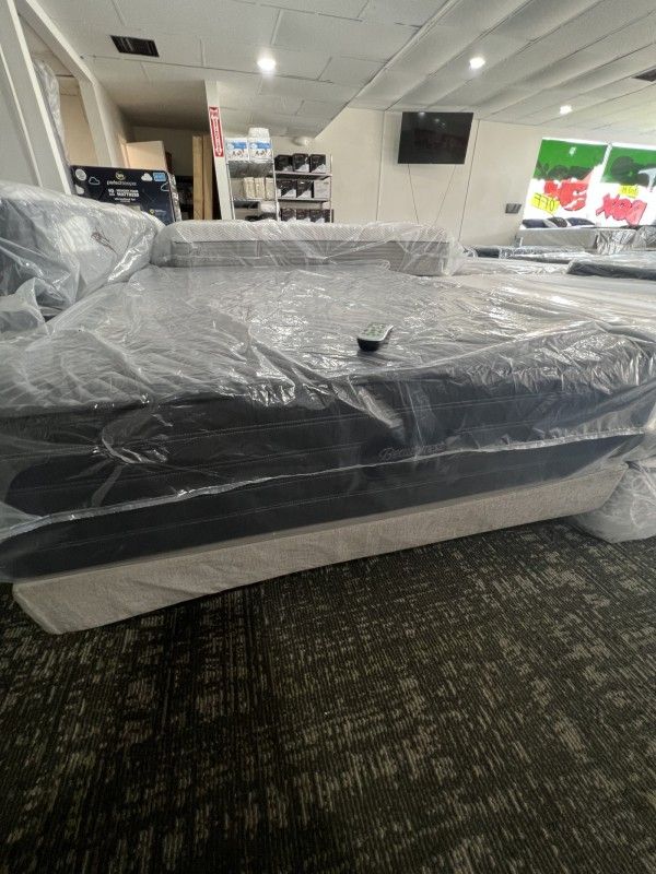 New Beautyrest Black Queen Mattress With Adjustable Base