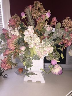 BEAUTIFUL FLORAL ARRANGEMENT