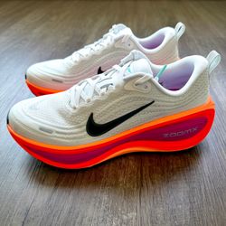 NEW Nike Vomero Plus White Black Fire Pink Hyper Crimson HV8154-104 Women’s Size 8.5 No Box Lid