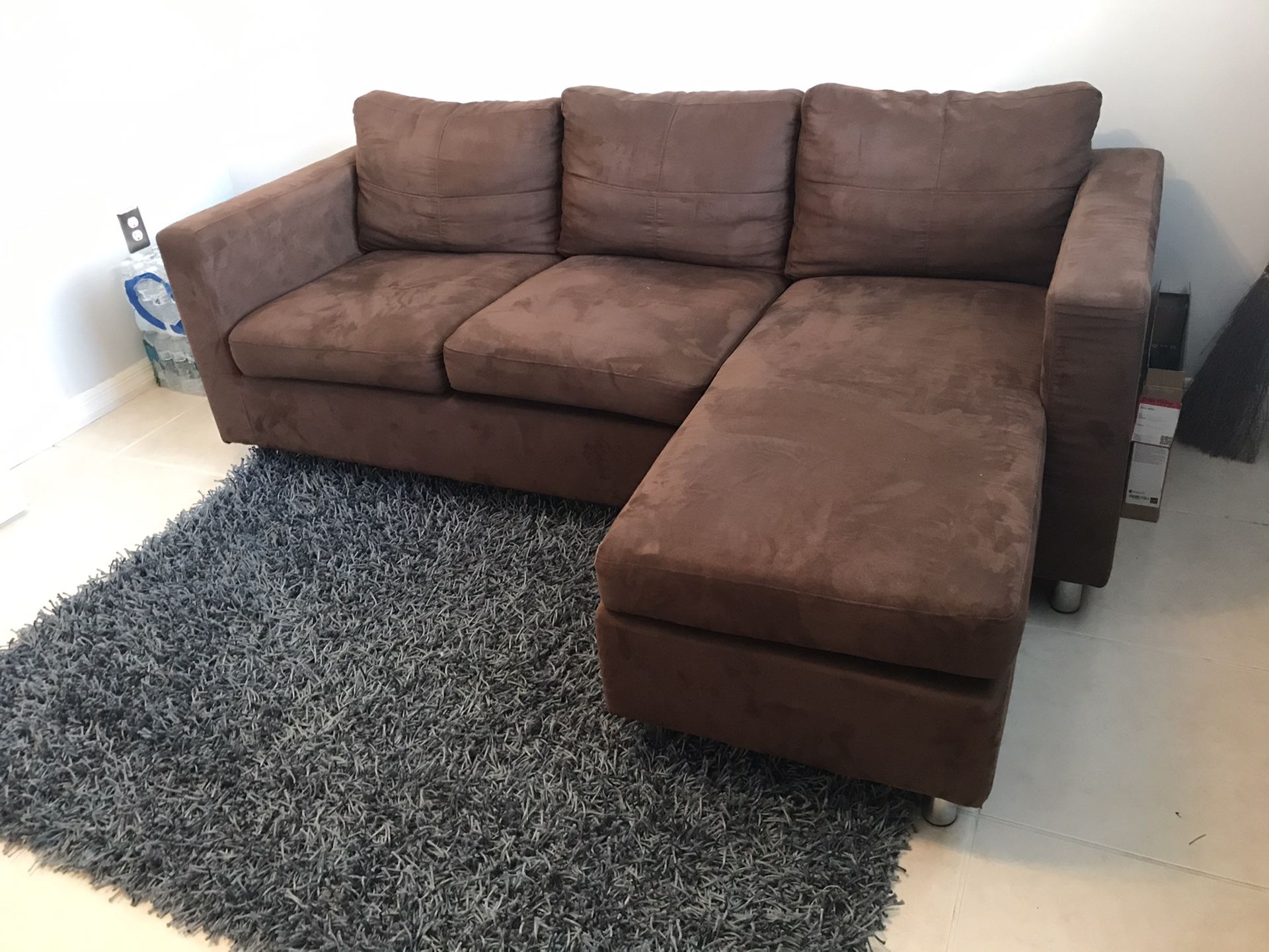 Small space Sectional with interchangeable chaise