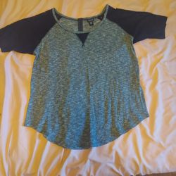 USED, GOOD CONDITION TORRID SHORT SLEEVE SWEATER TOP