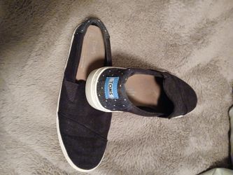 TOMS BLACK SLIP ON TENNIES